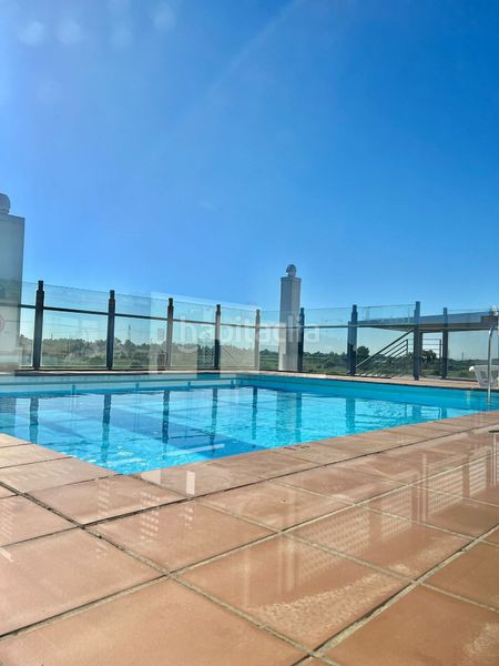 Foto a035891c-37a9-4d4a-b6d5-043b03684bd7. Estudi amb piscina a Gelves