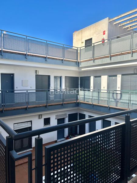 Foto b3d45f8b-779c-4a09-b1b5-aee84a155259. Estudi amb piscina a Gelves