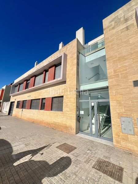 Foto c4b5352b-786c-4624-aceb-415e6b6a5f99. Estudi amb piscina a Gelves