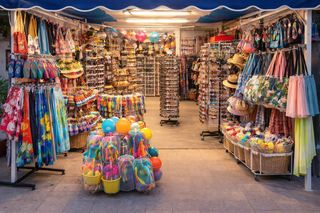 Lloguer Local Comercial  Avenida avenida antonio machado. Traspaso tienda de souvenirs y supermercado en benalmádena costa