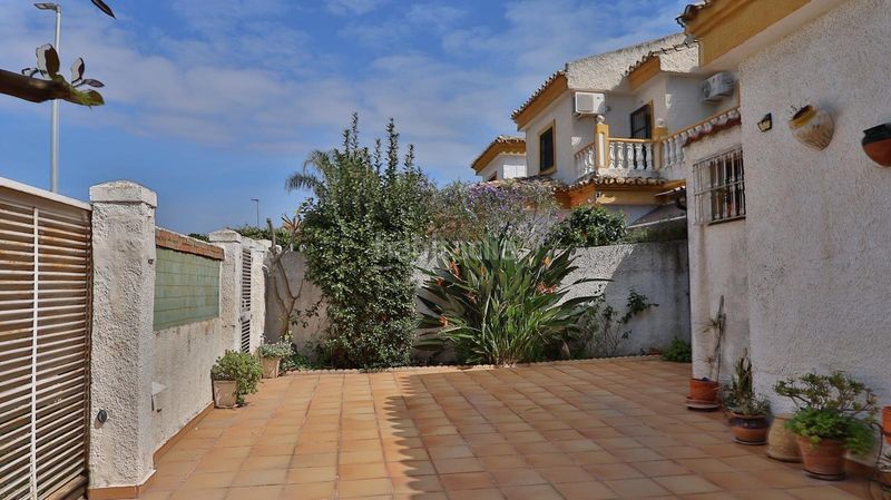 Foto 3837d048-65d6-4580-bcae-9e683602d261. Casa aparellada amb aparcament piscina a Guadalmar Málaga