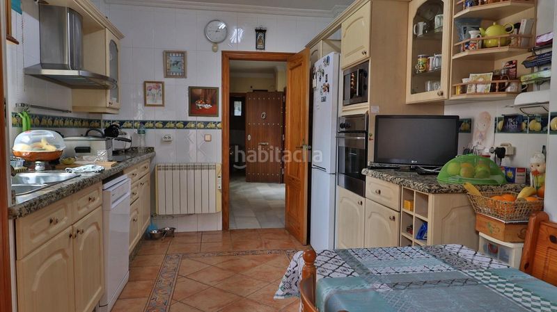 Foto 46dd3627-f14b-4718-b0b5-fc63d4b740b9. Casa aparellada amb aparcament piscina a Guadalmar Málaga