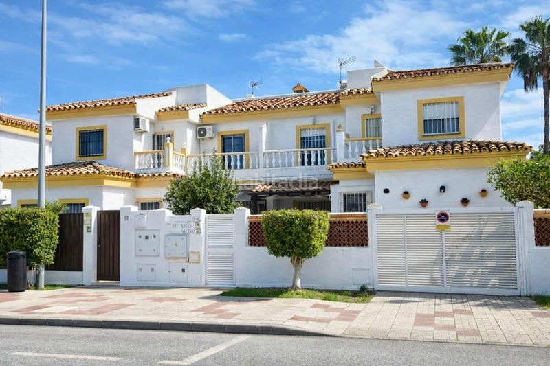 Foto 49222722-0899-4418-aed9-69188051b069. Casa aparellada amb aparcament piscina a Guadalmar Málaga