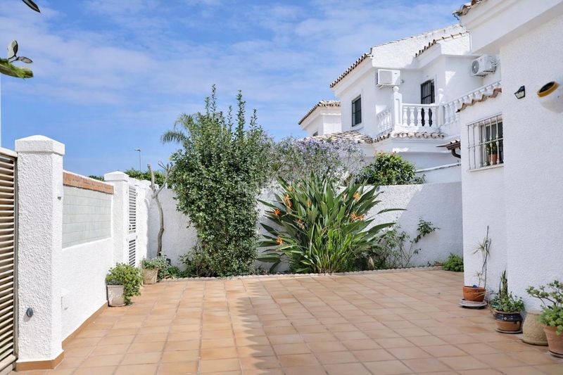Foto 81bb888a-3816-477d-b1a3-3393a2adb5ea. Casa aparellada amb aparcament piscina a Guadalmar Málaga