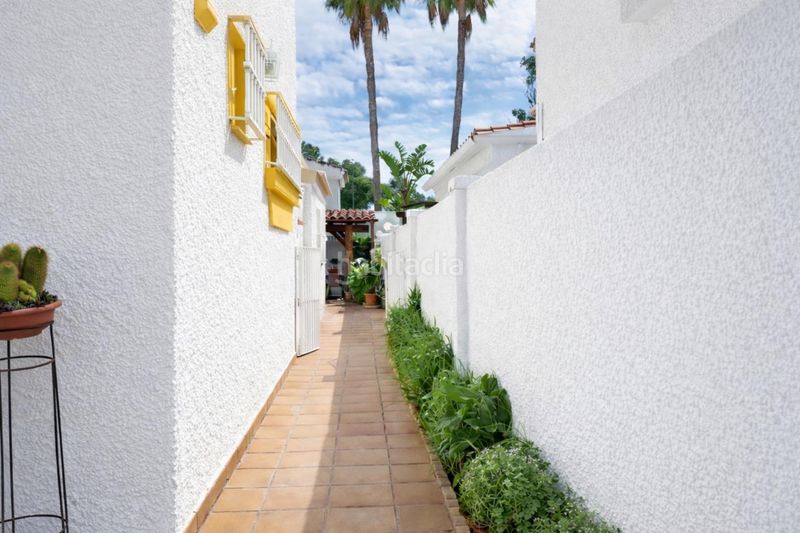 Foto a8afbd2b-1297-4020-b2fb-603232842f95. Casa aparellada amb aparcament piscina a Guadalmar Málaga