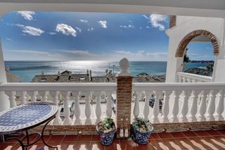 Casa adosada en Avenida carvajal. Adosado en complejo primera linea mar
