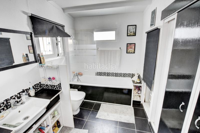 Foto 2538522d-45fc-4c46-9e0c-2cacce7d406a. Casa adosada casa en el centro de Arroyo de la Miel en Benalmádena