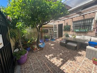 Casa adosada en Caballero Bonald-S. José Obrero-Guadalcacín. Le presentamos esta fantástica vivienda adosada pensada para dis