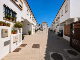 Casa adossada a Las Canteras. Adosada en puerto real en la zona las canteras