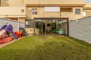 Casa a Caballero Bonald-S. José Obrero-Guadalcacín. Estupendo dúplex en zona norte con plaza de garaje