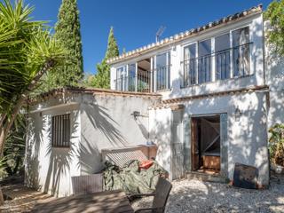 Casa a Casares pueblo. Encantadora y pintoresca casa de campo con piscina, situada cerc