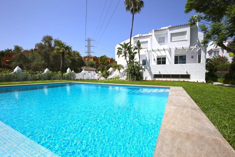 Foto a8f867c9-48f0-4f9b-bbc1-9a7b9252328b. Casa adossada amb calefacció piscina a Nueva Andalucía centro Marbella