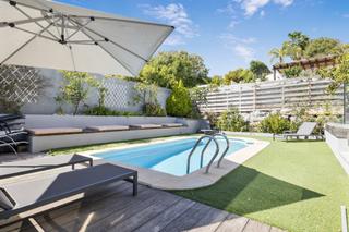Maison jumelée à La Quinta. Amplia casa adosada con piscina y vistas al suroeste en zona pre