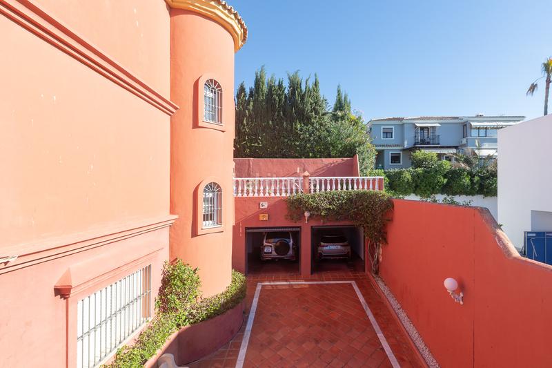 Foto 0bb3e829-d23f-49aa-835f-58e488f1ff3c. Casa villa con vistas al mar en Seghers, en Seghers Estepona