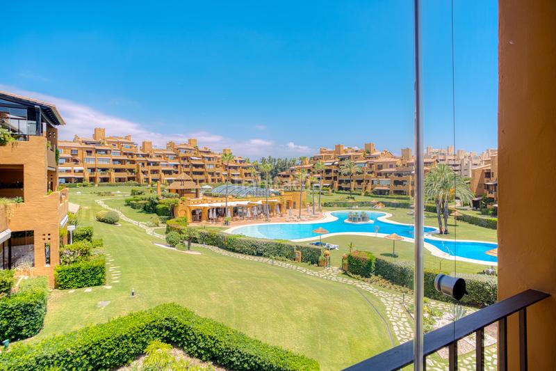 Foto bc180fc7-ddd1-4efa-a77e-b58554d995d3. Piccolo appartamento con parcheggio piscina in Zona de Punta Plata Estepona