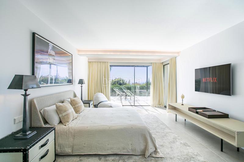 Foto 0c8eec0b-5350-4478-93ca-1e486c5808de. Casa lujosa villa de cinco dormitorios con vistas panorámicas al mar en rocío de nageles, milla de oro en Marbella