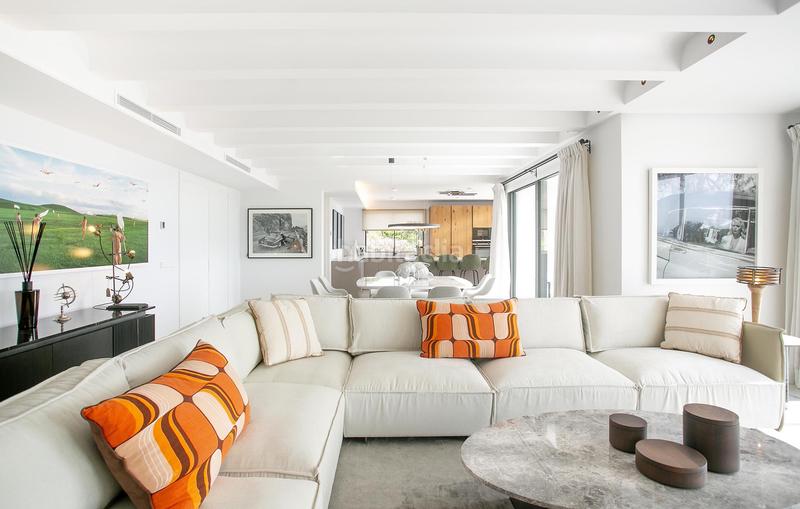 Foto 5aa68f21-f2c3-47ce-95a9-2fa14a24b3c1. Casa lujosa villa de cinco dormitorios con vistas panorámicas al mar en rocío de nageles, milla de oro en Marbella