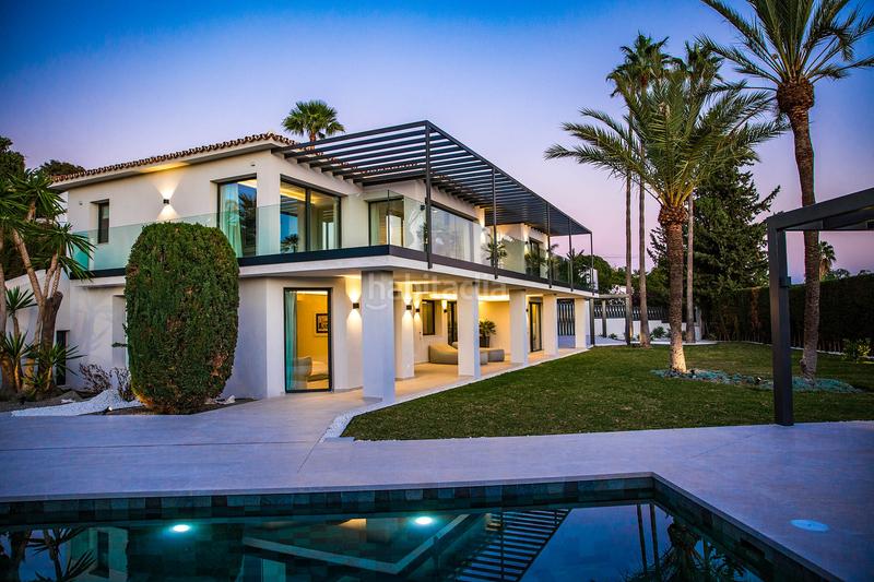 Foto fb91daff-b0a6-4aa4-8a06-b6b69c62afb8. Casa lujosa villa de cinco dormitorios con vistas panorámicas al mar en rocío de nageles, milla de oro en Marbella