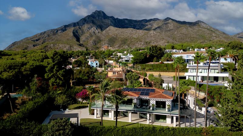 Foto ff056573-51dd-4b35-9d4e-9b809dc2d8af. Casa lujosa villa de cinco dormitorios con vistas panorámicas al mar en rocío de nageles, milla de oro en Marbella