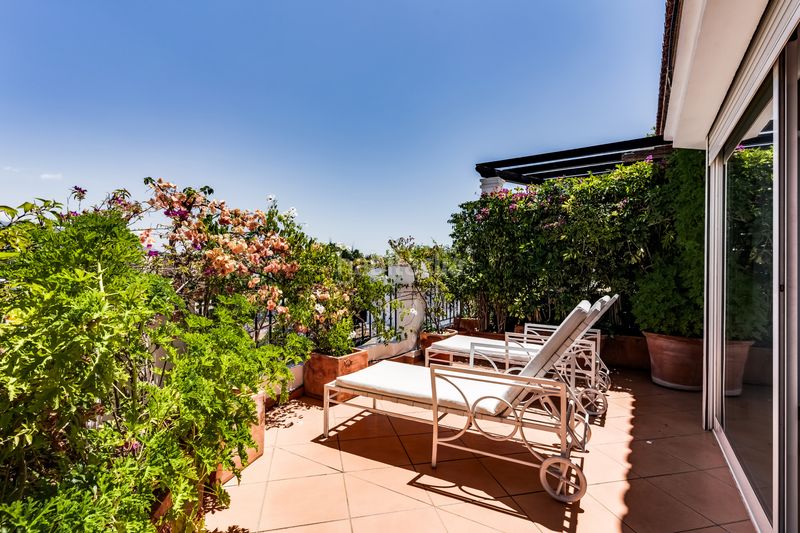 Foto c5195f6f-026c-471f-93bb-4c53e96d3504. Àtic amb aparcament piscina a Nueva Andalucía centro Marbella