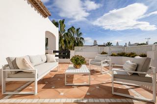 tic en Puente Romano. tico andaluz  un duplex de esquina en puente romano