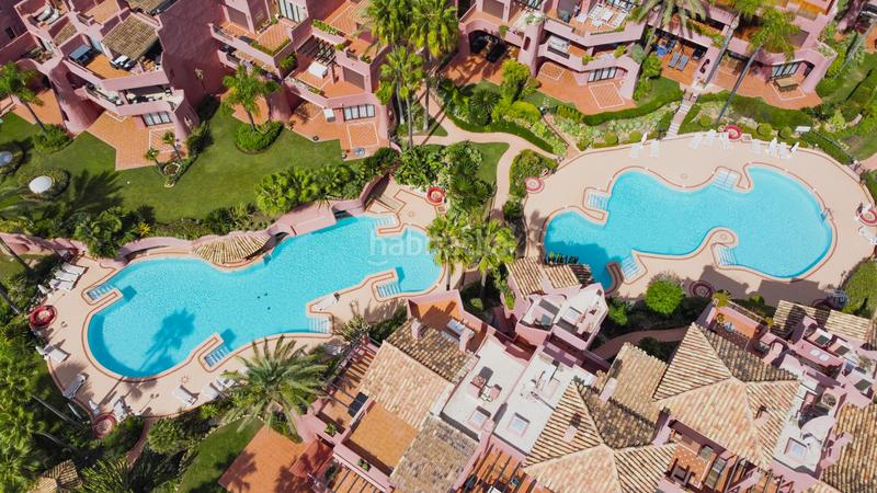 Foto 07a90f41-2743-4b1e-b0d1-e9416e101ddf. Planta baja impecablemente renovado, orientada al sur frente a la playa, jardín apartamento situado en la exclusiva comunidad de menara beach en Estepona
