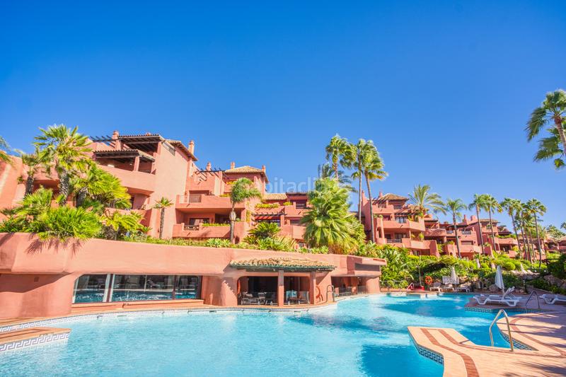 Foto 50b25a12-38d0-4570-acec-0f0114dc4229. Planta baja impecablemente renovado, orientada al sur frente a la playa, jardín apartamento situado en la exclusiva comunidad de menara beach en Estepona