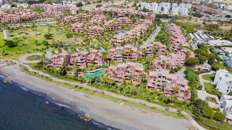 Foto 6883ff53-416e-4fbe-93d7-89b5d5f004f0. Planta baja impecablemente renovado, orientada al sur frente a la playa, jardín apartamento situado en la exclusiva comunidad de menara beach en Estepona