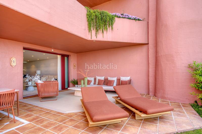 Foto fef1d2b9-2bfa-424a-bd3b-fb6528de31a9. Planta baja impecablemente renovado, orientada al sur frente a la playa, jardín apartamento situado en la exclusiva comunidad de menara beach en Estepona