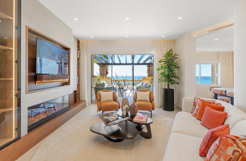 Foto 02addbc3-8bef-4c66-a1ff-cb91c39d314c. Apartamento exclusivo apartamento renovado en primera línea de playa Río Real en Marbella