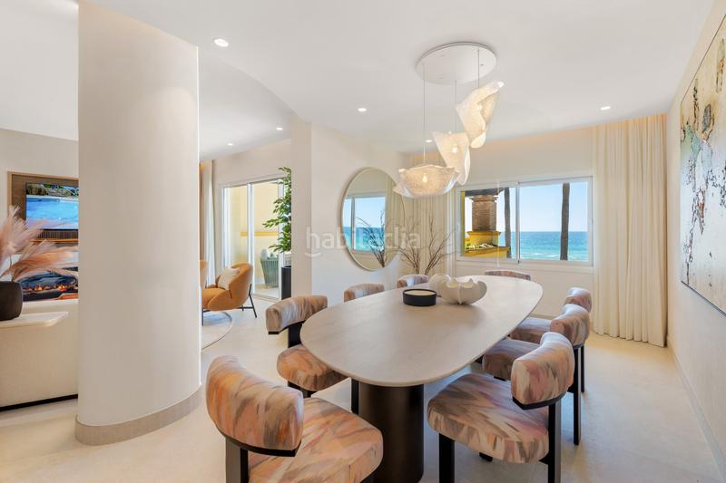 Foto db7c81a8-e977-4757-a165-7dae67455e4d. Apartamento exclusivo apartamento renovado en primera línea de playa Río Real en Marbella