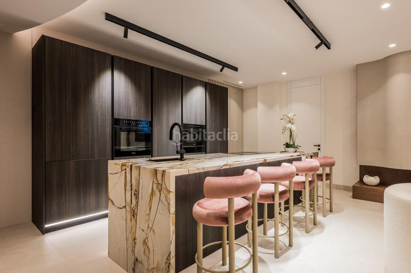 Foto f19a4aa0-e492-4ff3-9a89-e873e61f0b83. Apartamento exclusivo apartamento renovado en primera línea de playa Río Real en Marbella