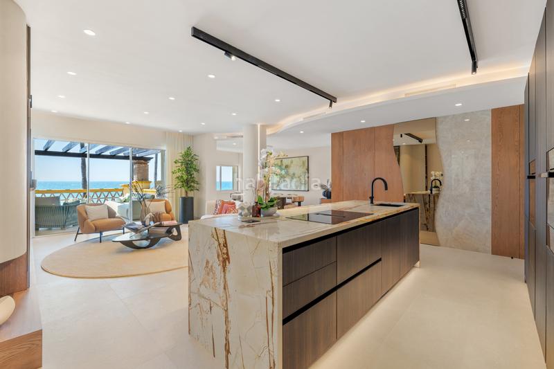 Foto f1a3c41d-8c8a-42a0-afa7-115a3e1a365c. Apartamento exclusivo apartamento renovado en primera línea de playa Río Real en Marbella