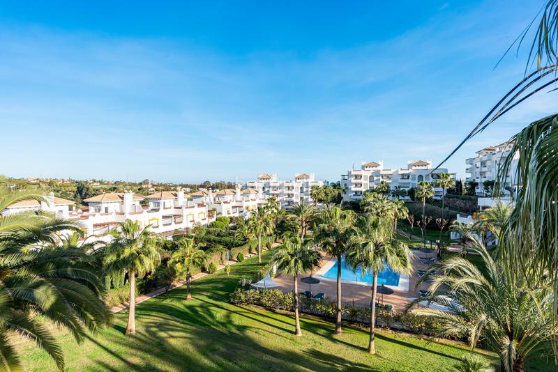 Foto da4e9128-5c55-4fae-8a41-aecb1f6d4f37. Attico con parcheggio piscina in La Concha - Resina Golf Estepona