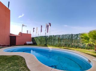 Erdgeschoss in Los Llanos. Amplio apartamento de 3 dormitorios con jardín privado en el pad