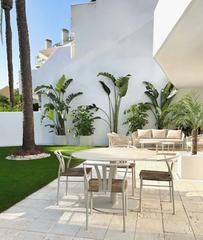 Rez-de-chaussée à Nueva Andalucía centro. Elegante apartamento de 3 dormitorios con jardín privado en nuev