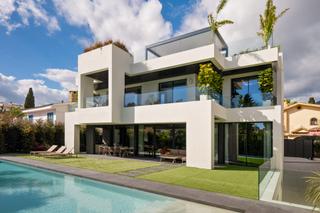 Casa en La Carolina - Guadalpn. Exclusiva villa de diseo frente al mar en marbella
