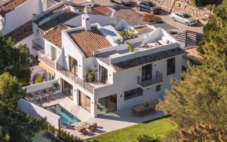 Doppelhaus in Aloha. Villa adosada de lujo renovada en peñablanca con piscina privada