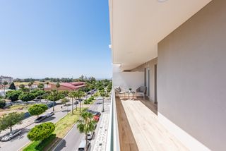 Apartament a Nueva Andalucía centro. Apartamento de esquina de lujo con vistas al mar y la montaña en