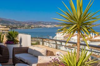 Ático en Puerto Banús. Exclusivo ático de 3 dormitorios con una de las mejores terrazas