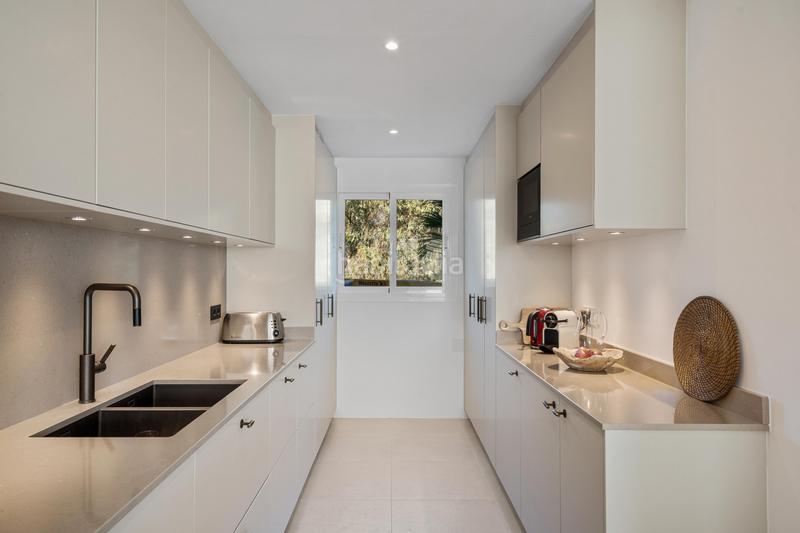 Foto 6d17bf28-bfcf-4d7c-ac46-d9368f8c2ec8. Àtic amb aparcament piscina a Los Naranjos Marbella