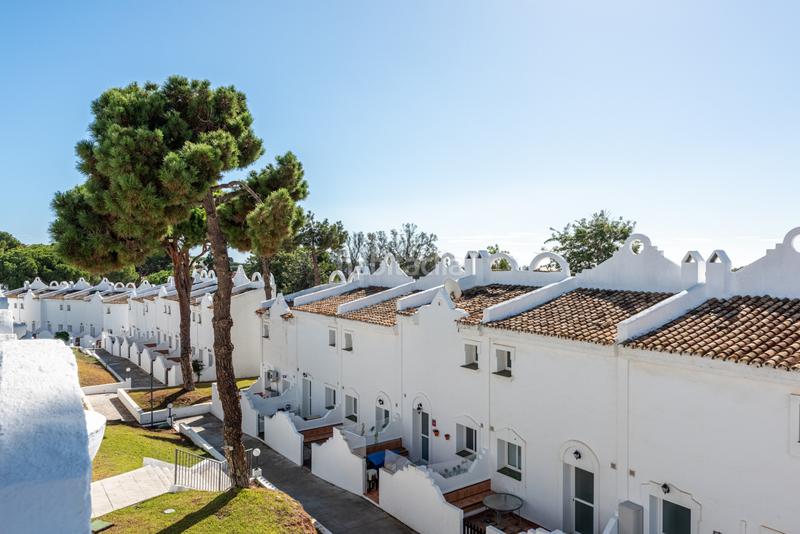 Foto 552dea8c-a11b-4cf2-bad6-36aaf3aa2fe8. Casa adosada  en venta en reserva en Cabopino - Artola Marbella