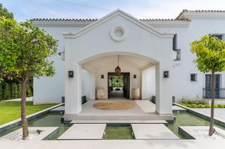 Maison à Nueva Atalaya. Residencia andaluz de lujo con jardines y piscina en ubicación p