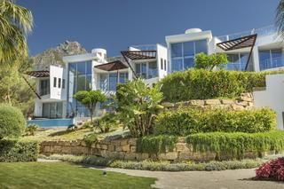 Reihenhaus in Sierra Blanca. Esta elegante villa pareada en la exclusiva urbanización de  sie