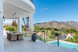 Casa a La Cala Golf - Lagar Martell. Elegancia andaluza por fuera, lujo contemporáneo por dentro