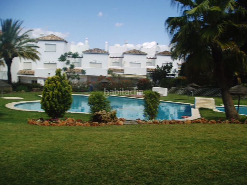Foto 2089e023-d5bf-46c5-8001-2d7423dbca02. Casa adossada amb piscina a Los Llanos Estepona