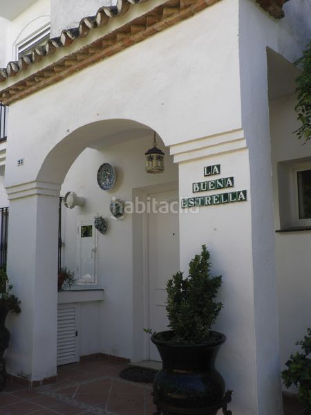 Foto e894389c-6271-4526-a730-c9b77e713efa. Casa adossada amb piscina a Los Llanos Estepona