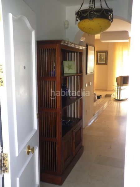 Foto f5f9ef55-7b6a-4072-89b6-77c3b579d32c. Casa adossada amb piscina a Los Llanos Estepona