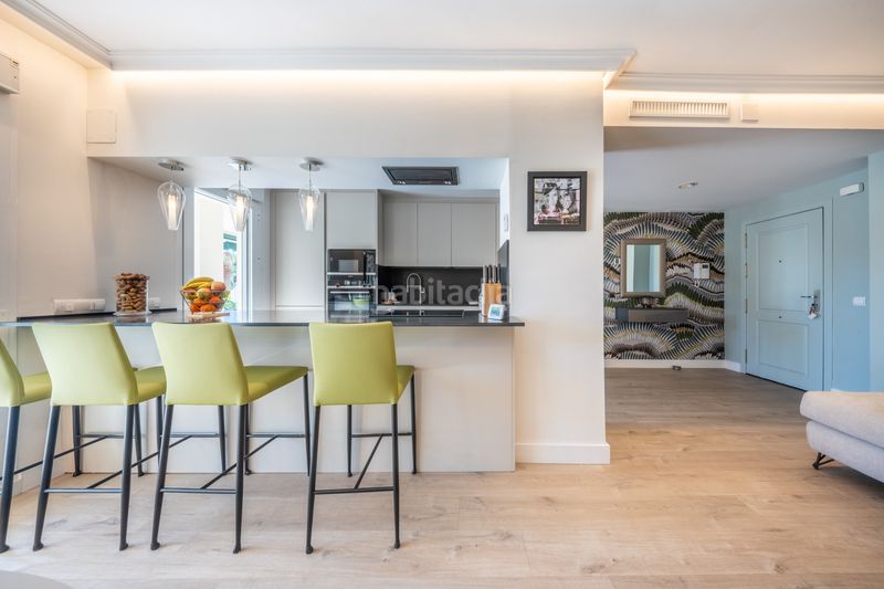 Foto 3414ebbb-a469-4c54-b5be-ca98bda62bb2. Apartament amb aparcament piscina a Nueva Andalucía centro Marbella