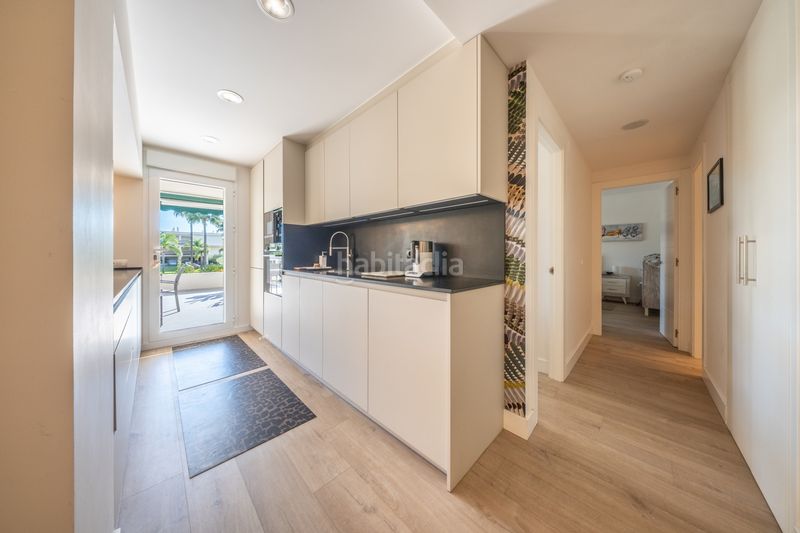 Foto cd0b3e6d-b1bf-4bfb-b077-3a216645c186. Apartament amb aparcament piscina a Nueva Andalucía centro Marbella